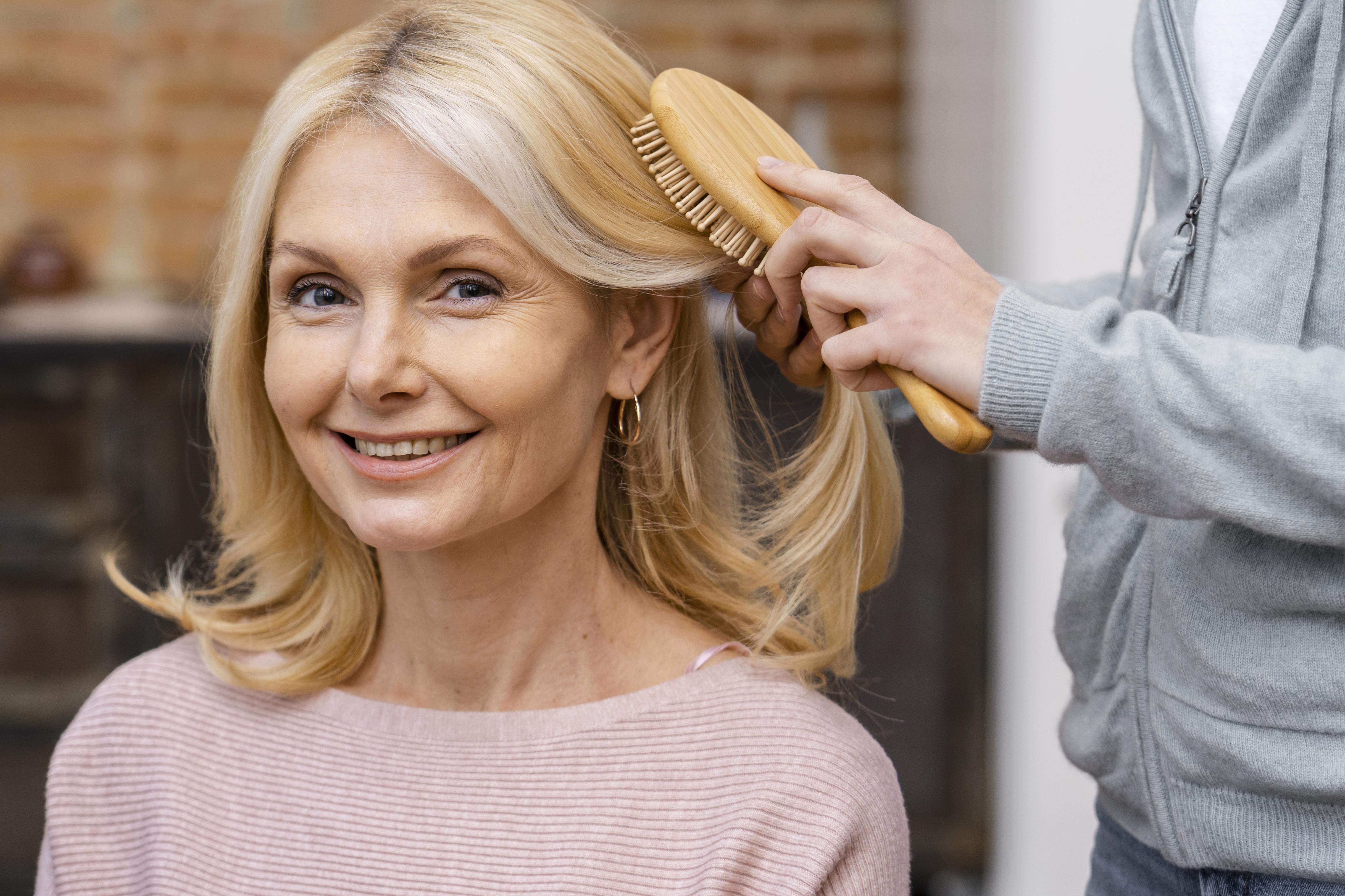 Menopauza i wypadanie włosów - co mówi nauka?